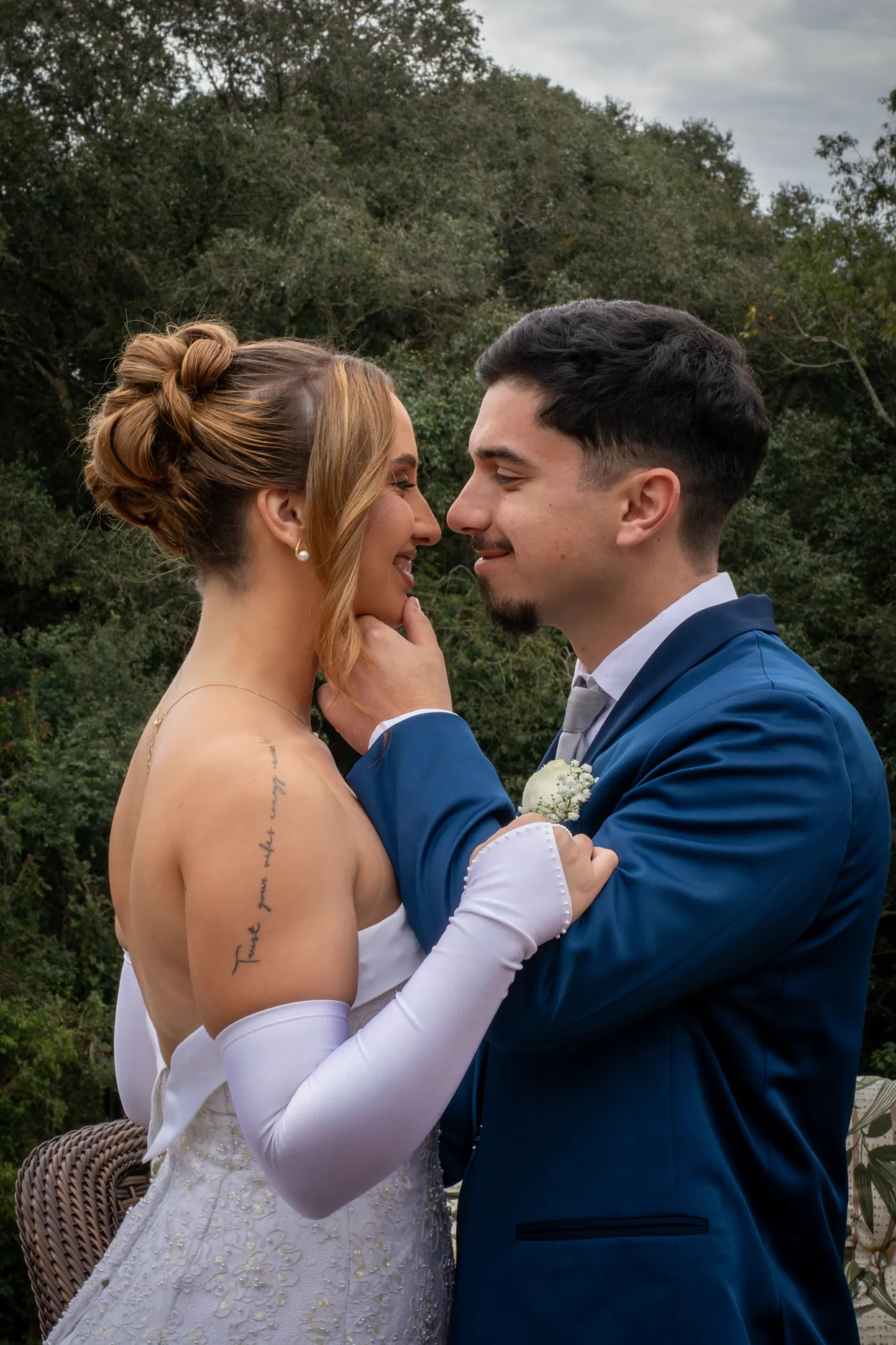 Casal de noivos ao ar livre