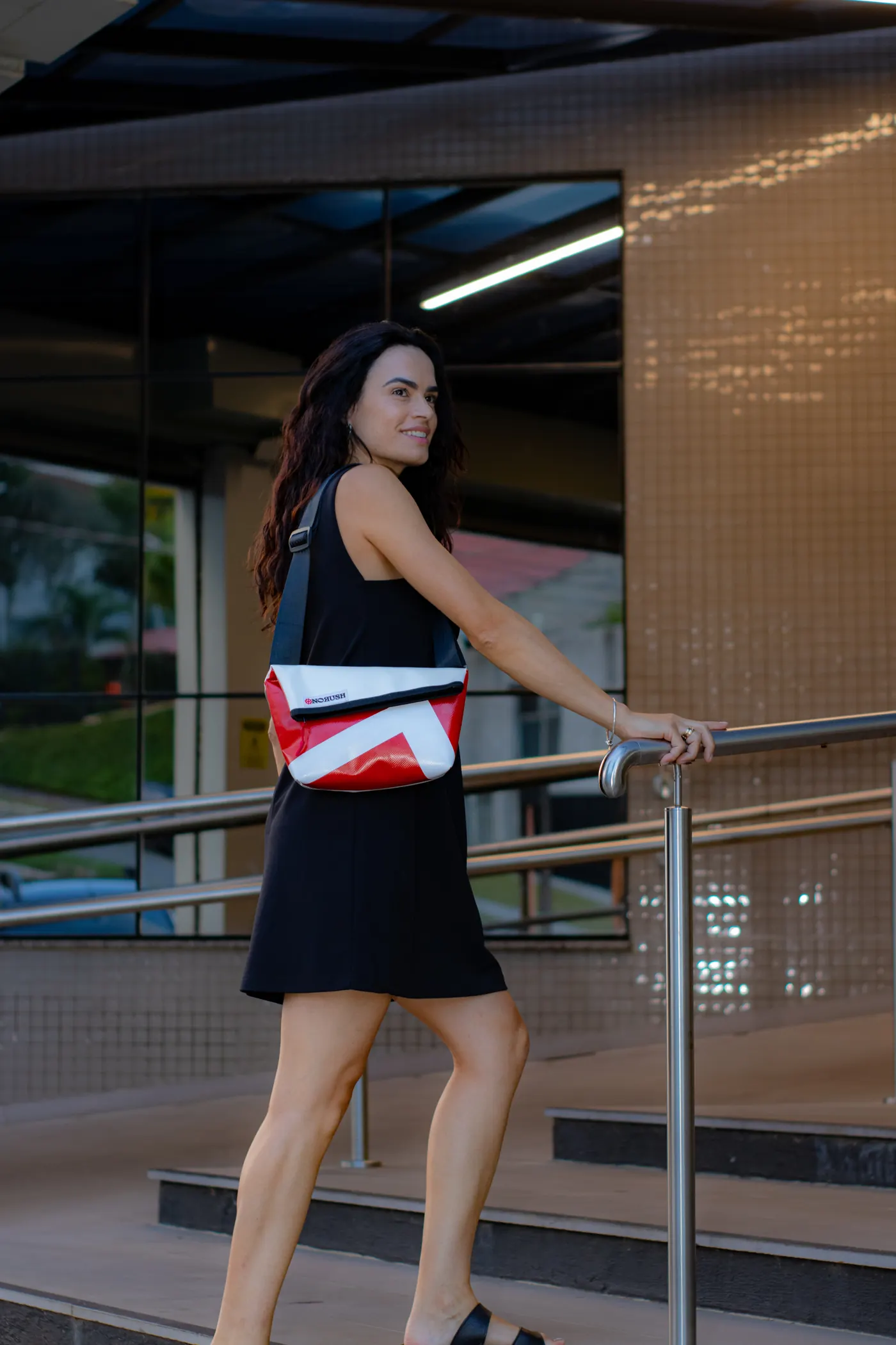 Ensaio de bolsa com modelo na escada